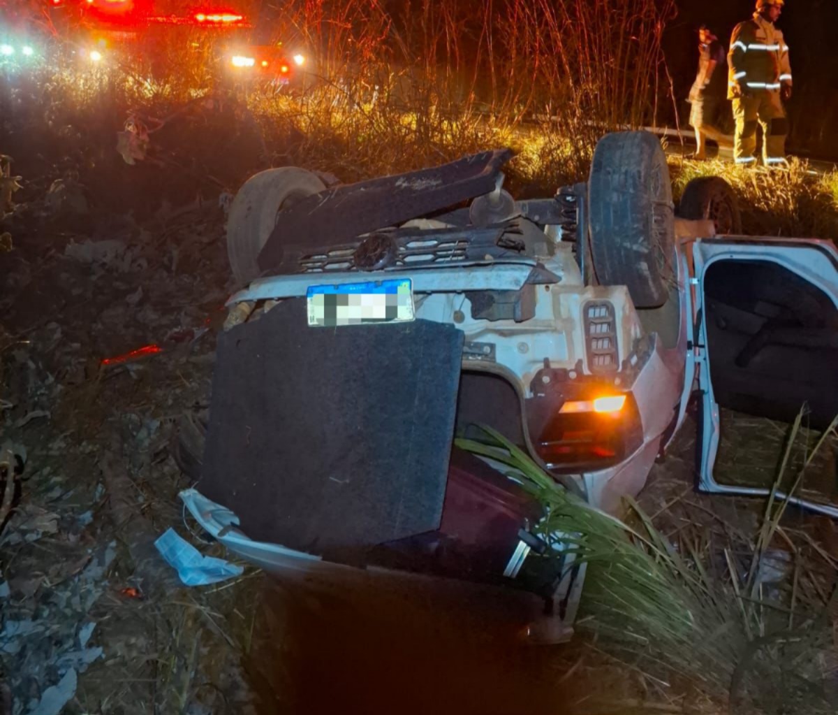 Imagem do veículo capotado