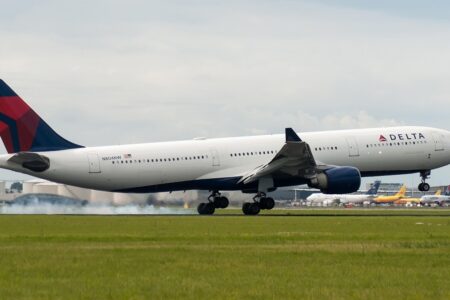 Piloto é detido após cair no teste do bafômetro pouco antes de voo