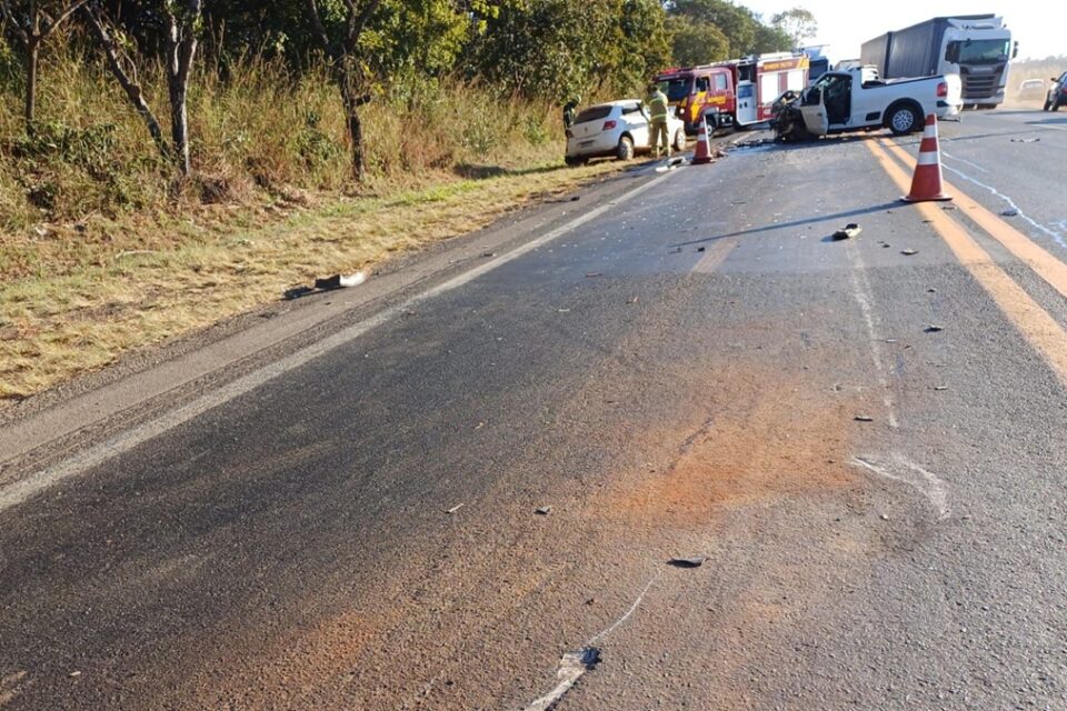 Dois morrem em colisão de três veículos em Uruaçu