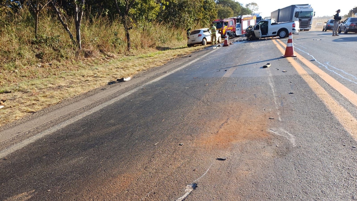Dois morrem em colisão de três veículos em Uruaçu