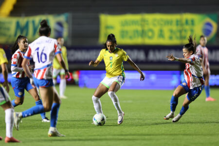 Brasil goleia Paraguai e se classifica para semis