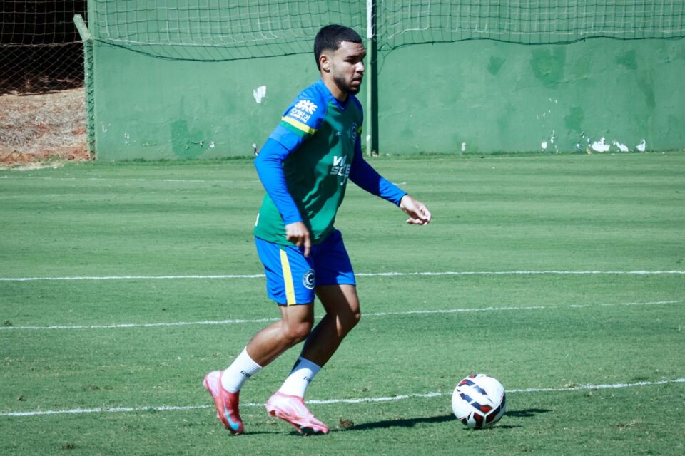 Moraes em treino pelo Goiás
