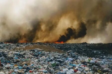 Justiça determina prazo para Piracanjuba conter focos de incêndio em lixão fogo se espalhou e foi necessário acionar o Corpo de Bombeiros