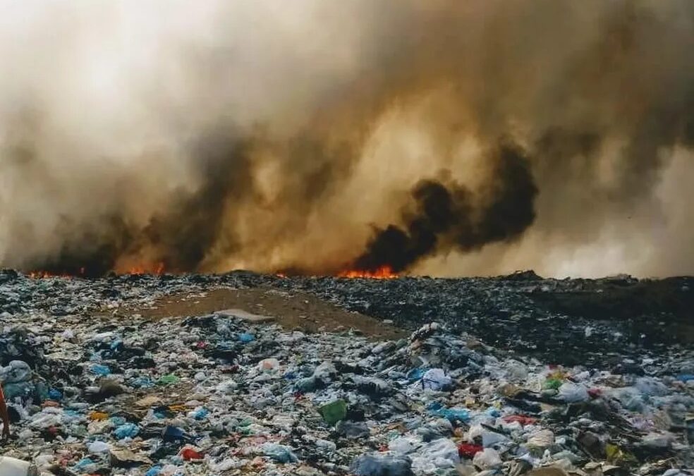 Justiça determina prazo para Piracanjuba conter focos de incêndio em lixão fogo se espalhou e foi necessário acionar o Corpo de Bombeiros