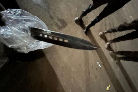 Faca usada pelo suspeito no crime
