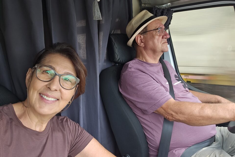 Casal de Goiânia constrói motorhome e parte em viagem rumo ao Alasca 1 Casal de Goiânia constrói motorhome e parte em viagem rumo ao Alasca Débora e Marquinhos estão cruzando países, culturas e desafios