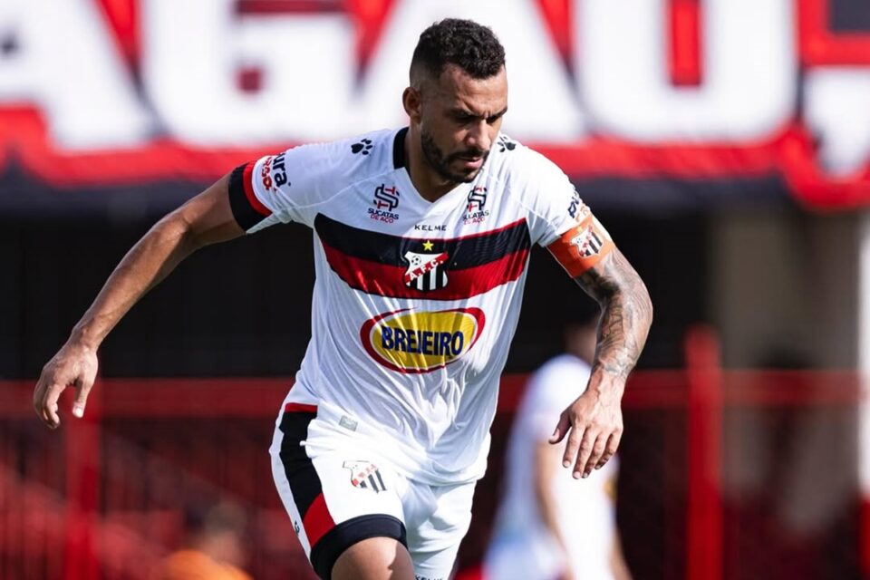 João Afonso em partida pelo Anápolis