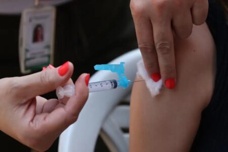 Vacinas contra gripe e Covid-19 disponíveis no SUS reduzem risco de infarto e AVC Sociedade reforça benefícios prevenção infecções
