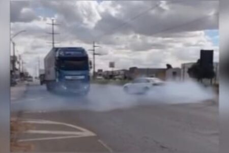 Momento em que o motorista da BMW atravessa a BR-060