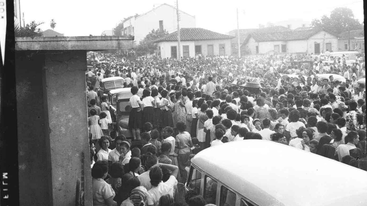 No dia 22 de novembro de 1961 milhares de pessoas acompanharam o corpo do Padre Plenário Sauter da Matriz de Campinas até o cemitério Santana para o seu sepultamento (Foto: Acervo Hélio de Oliveira)