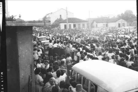No dia 22 de novembro de 1961 milhares de pessoas acompanharam o corpo do Padre Plenário Sauter da Matriz de Campinas até o cemitério Santana para o seu sepultamento (Foto: Acervo Hélio de Oliveira)