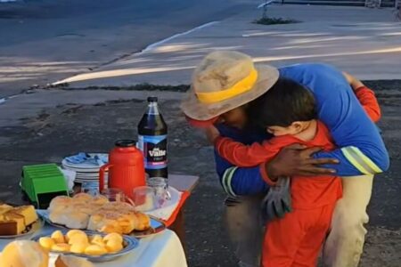 O pequeno Davi quis fazer uma homenagem aos profissionais que ele aguarda passar na rua de casa toda semana. (Foto: reprodução/redes sociais)