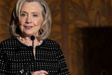 Hillary Clinton diz que Trump quer proteger Bolsonaro, 'seu amigo corrupto'
