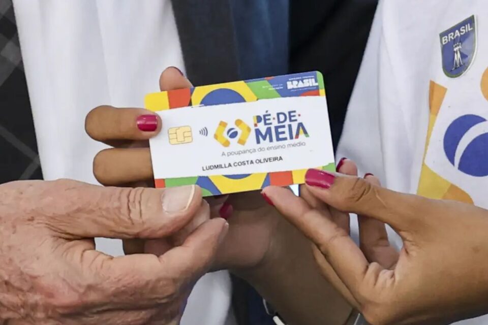 Cartão do programa Pé-de-Meia (Foto: Agência Brasil)