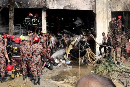 Avião da Força Aérea de Bangladesh cai em universidade e deixa 19 mortos; vídeos é possível ver estudantes em pânico