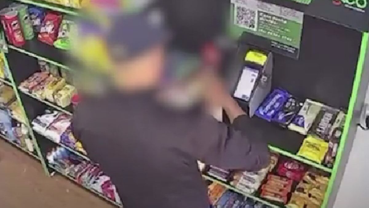 Loja que funciona sem funcionário é alvo de ladrão, em Goiânia 1 Criminoso tenta furtar loja de conveniência no Negrão de Lima (Foto: Reprodução)