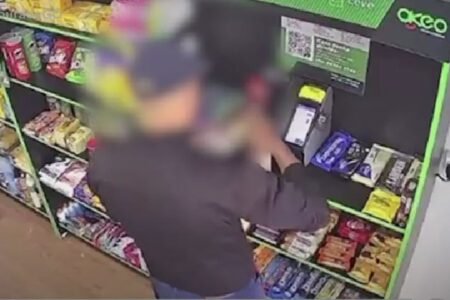 Criminoso tenta furtar loja de conveniência no Negrão de Lima (Foto: Reprodução)