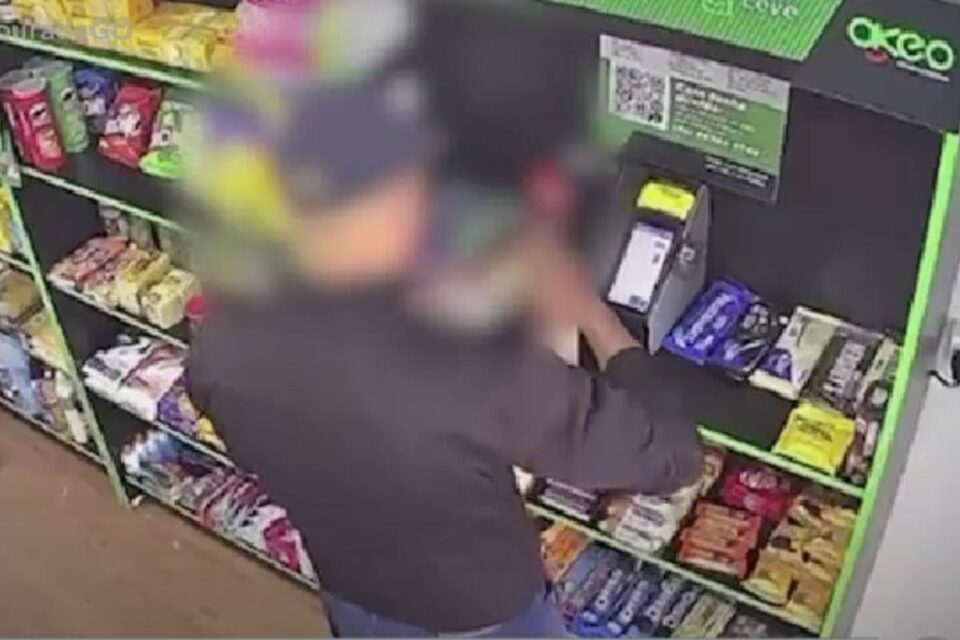 Criminoso tenta furtar loja de conveniência no Negrão de Lima (Foto: Reprodução)