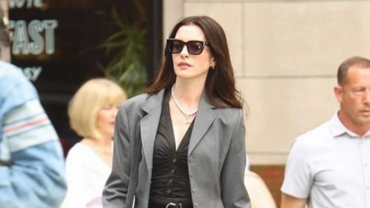 Anne Hathaway aparece caracterizada como Andy Sachs em "O Diabo Veste Prada 2"