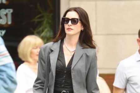 Anne Hathaway aparece caracterizada como Andy Sachs em "O Diabo Veste Prada 2"