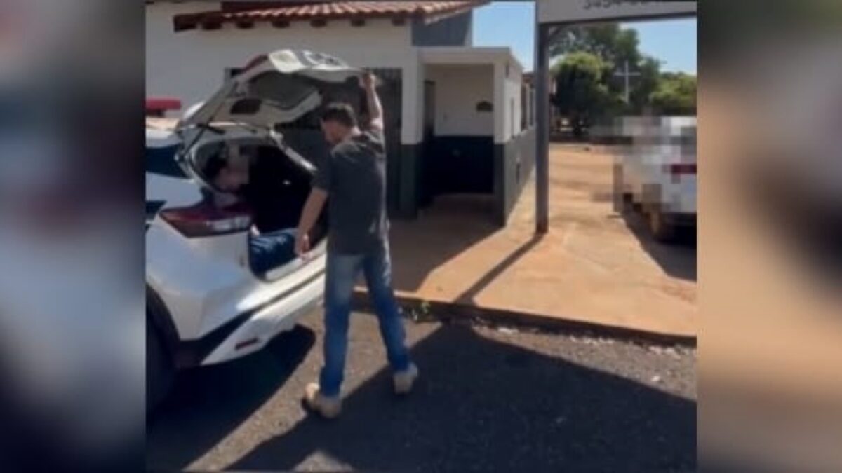 Imagem do homem sendo levado para delegacia