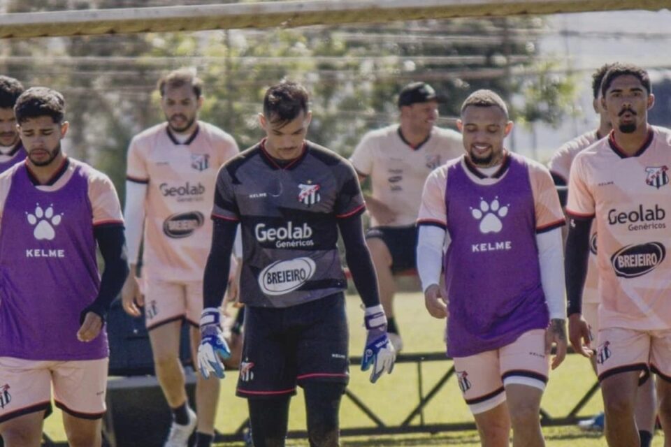 Jogadores do Anápolis durante treino no CT