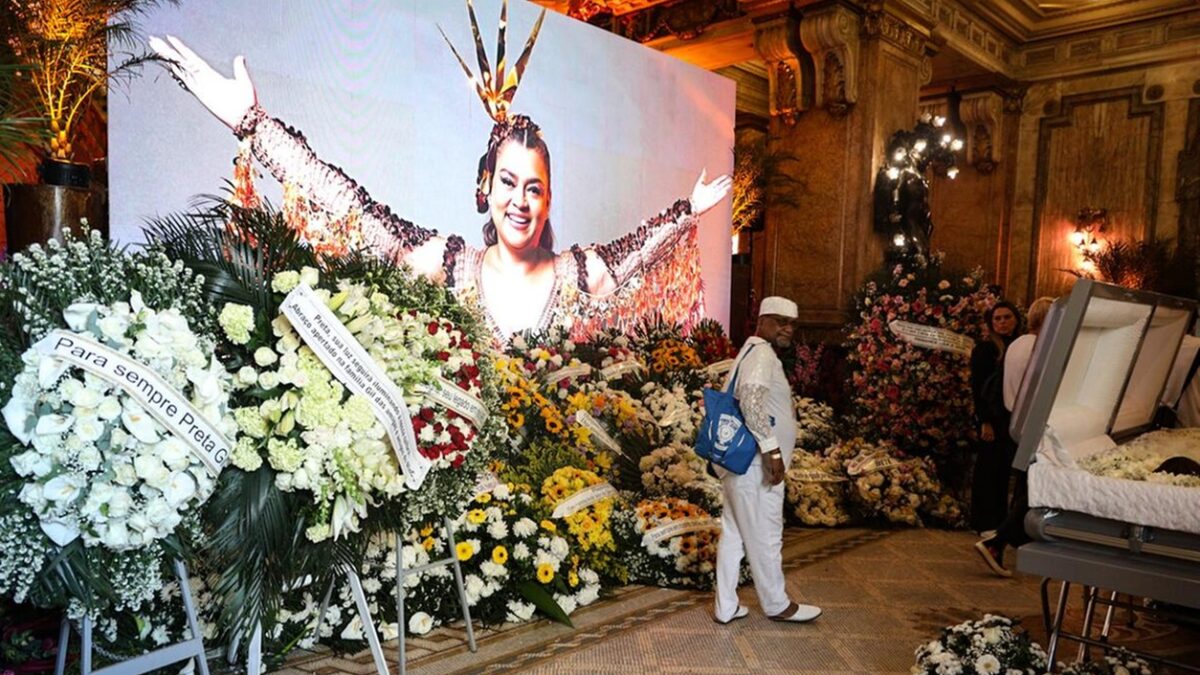 Velório de Preta Gil tem telão com fotos, amigos com camisa da cantora e homenagens; vídeo 1 Velório de Preta Gil tem telão com fotos, amigos com camisa da cantora e homenagens; vídeo velório no Teatro Municipal do Rio de Janeiro