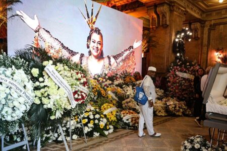 Velório de Preta Gil tem telão com fotos, amigos com camisa da cantora e homenagens; vídeo velório no Teatro Municipal do Rio de Janeiro