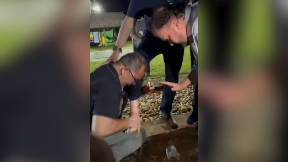Bolsonaro tem o tornozelo ungido no Mato Grosso (Foto: Reprodução)