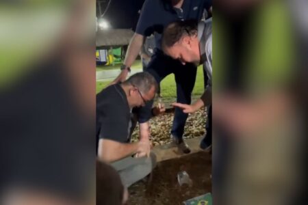 Bolsonaro tem o tornozelo ungido no Mato Grosso (Foto: Reprodução)