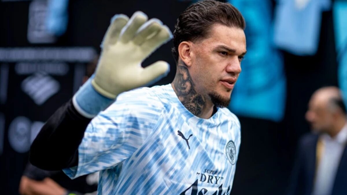 Galatasaray faz oferta de R$ 19 milhões por Ederson, do Manchester City, diz jornal 1 d674a6b6 ederson com a camisa do manchester city Galatasaray faz oferta de R$ 19 milhões por Ederson, do Manchester City, diz jornal