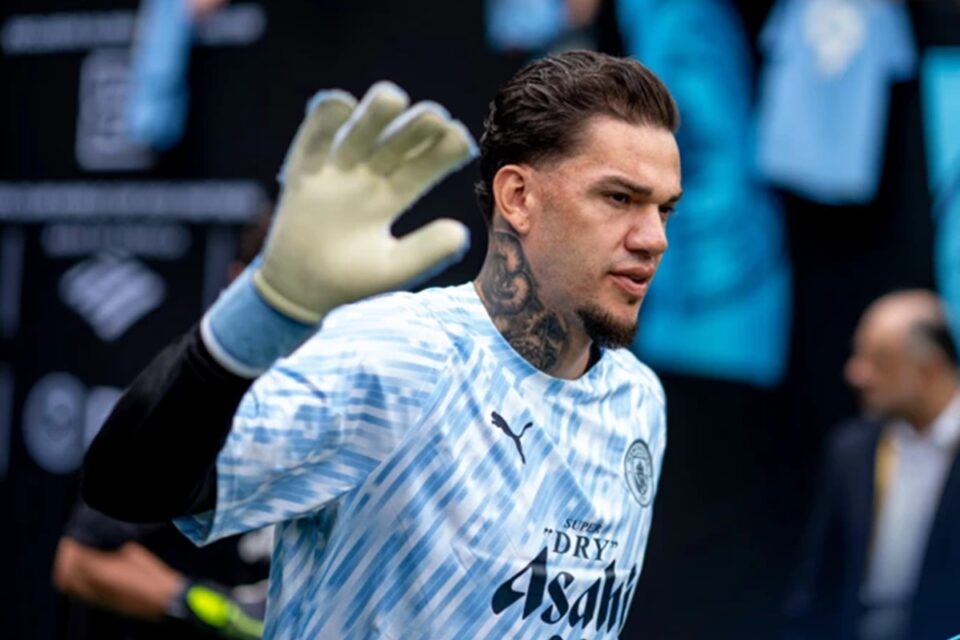 Ederson com a camisa do Manchester City