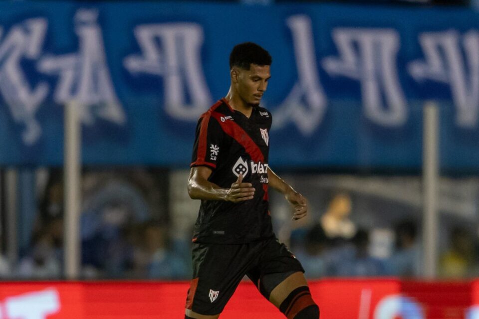 Alix Vinicius em jogo do Atlético Goianiense