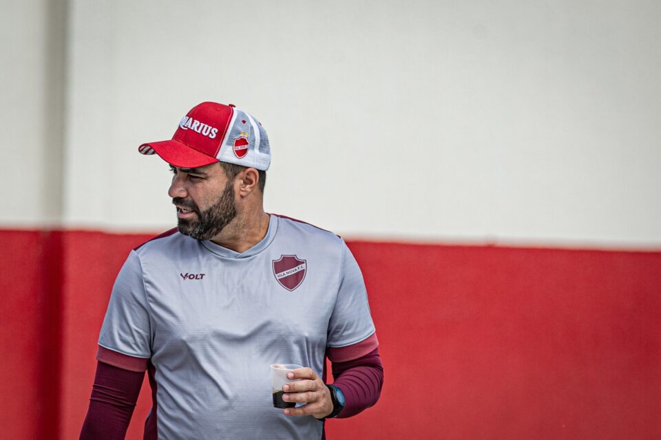 Rafael Lacerda, que irá assumir o Atlético Goianiense, estava por último no Vila Nova