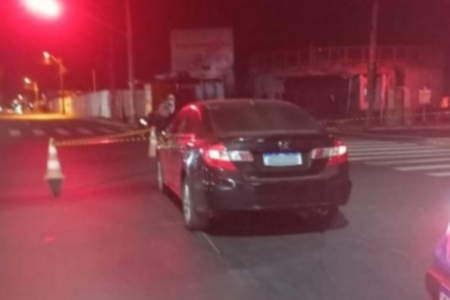 A imagem mostra o veículo parado após o acidente