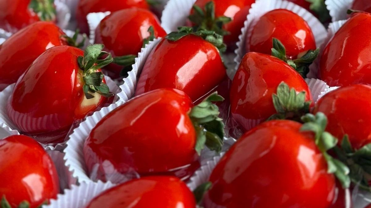 Morango do amor: veja receita do doce que virou febre Entenda o sucesso da sobremesa caramelizada que conquistou o Brasil