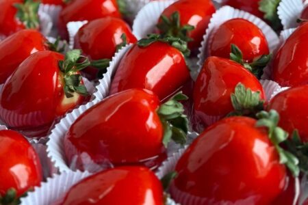 Morango do amor: veja receita do doce que virou febre Entenda o sucesso da sobremesa caramelizada que conquistou o Brasil