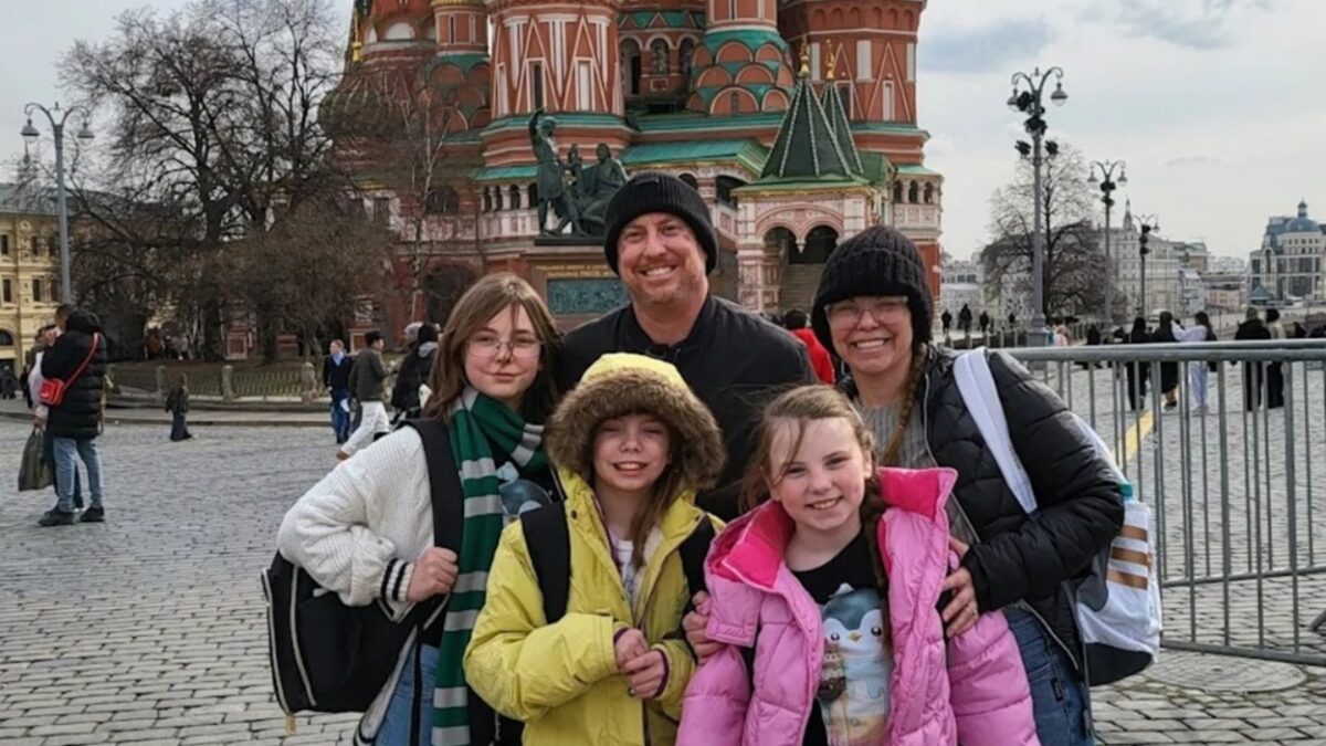 Família enfrenta dificuldades financeiras pede orações Americano se muda para Rússia para fugir de doutrinação LGBT+ enviado para a guerra
