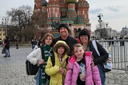 Família enfrenta dificuldades financeiras pede orações Americano se muda para Rússia para fugir de doutrinação LGBT+ enviado para a guerra