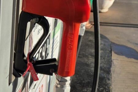 Fiscais fecham dois postos de combustíveis em Caldas Novas