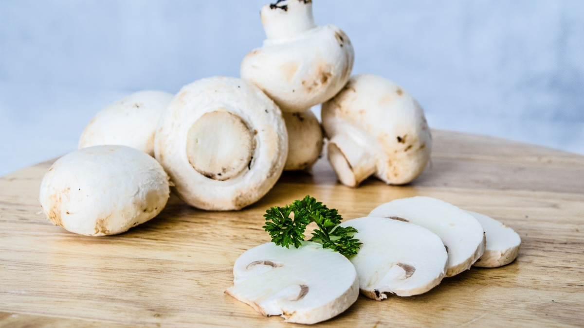 Imagem de champignons cortados em uma tábua