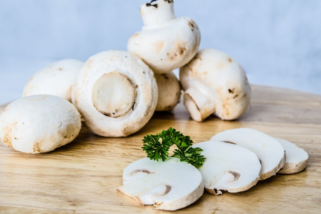 Imagem de champignons cortados em uma tábua