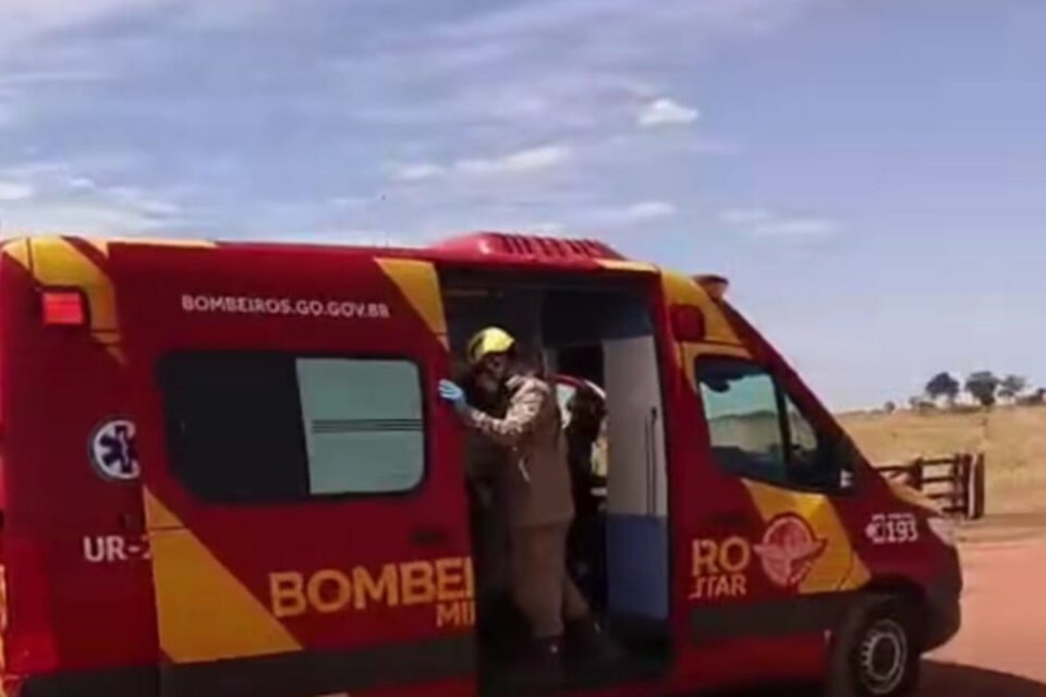 Mulher morre e 4 ficam feridos após capotamento na GO-164, em Goiás 3 Imagem da equipe de socorro