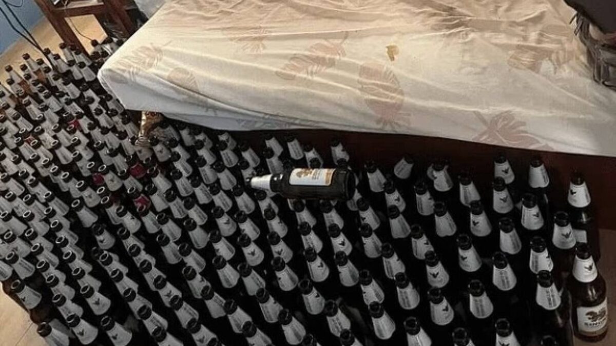 Após divórcio, homem passa um mês bebendo apenas cerveja e morre Cerca de 100 garrafas foram encontradas no quarto da vítima