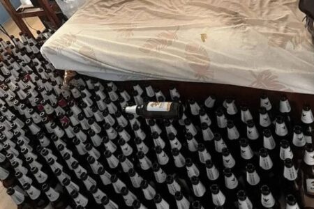 Após divórcio, homem passa um mês bebendo apenas cerveja e morre Cerca de 100 garrafas foram encontradas no quarto da vítima