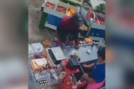 Ladrões roubam bebidas e dinheiro durante assalto em supermercado de Jataí (Foto: Reprodução)