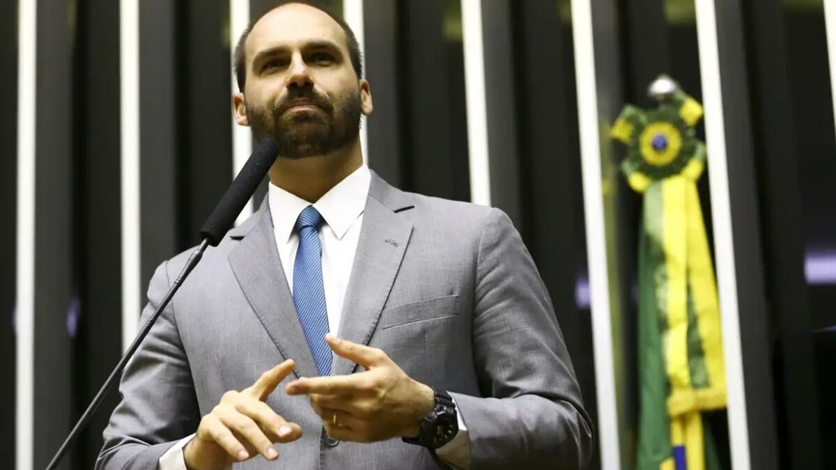 Eduardo Bolsonaro abre mão de mandato no Brasil e continua nos EUA: