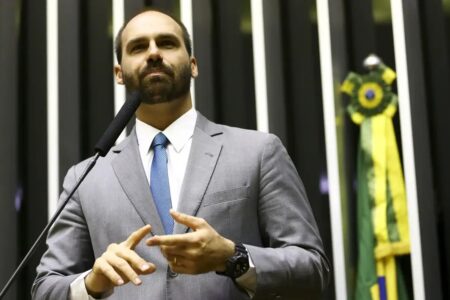 Eduardo Bolsonaro abre mão de mandato no Brasil e continua nos EUA: "Me sacrificando" continuará atuando politicamente no exterior