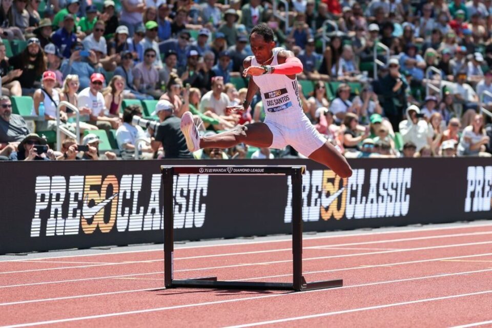 Alisson Santos em corrida dos 400 metros com barreira
