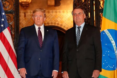 Trump envia carta a Bolsonaro e diz que vai 'observar de perto' situação do Brasil Presidente dos EUA ex-presidente 'tratamento terrível'